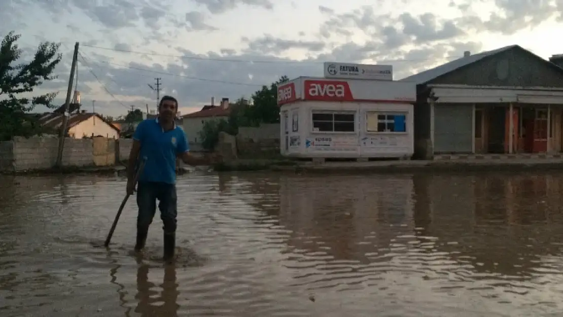 Dereler taştı ev ve iş yerleri su altında kaldı 