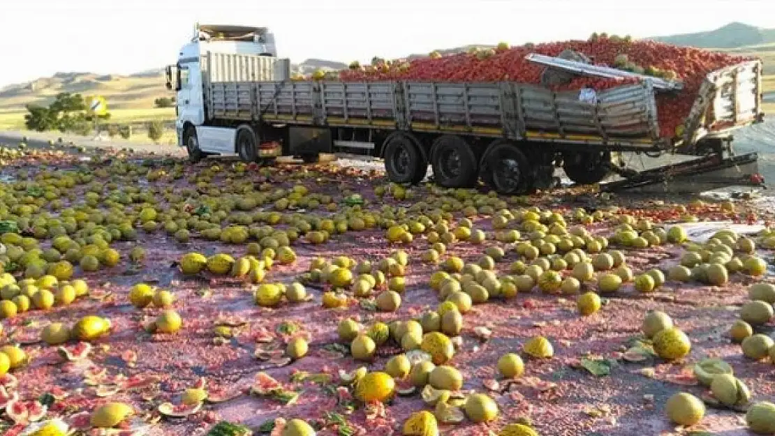 TIR'lar çarpıştı, karpuzlar yola savruldu