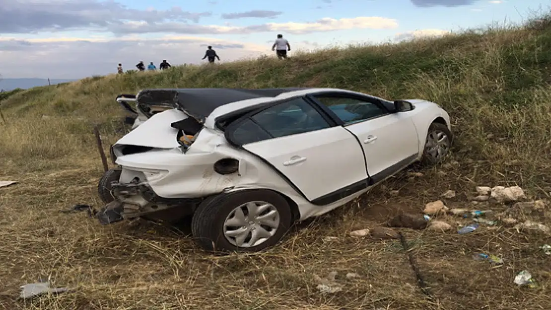 Ercişte otobüs park halindeki otomobile çarptı: 1 yaralı