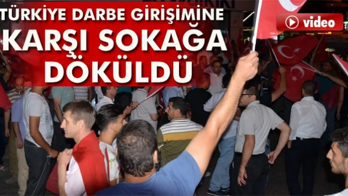 Türkiye darbe girişimine karşı sokağa döküldü