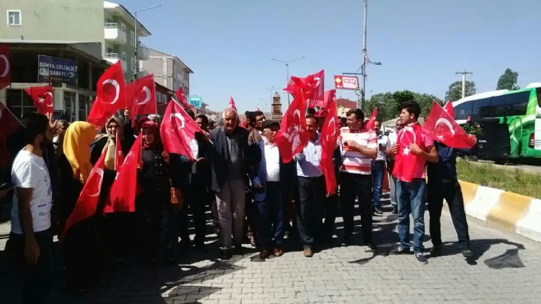 Çaldıranda darbe girişimine bayraklı tepki