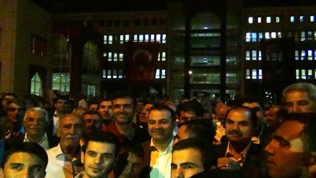 Erciş Kaymakamı Yaşar, demokrasi nöbetinde halkla birlikte