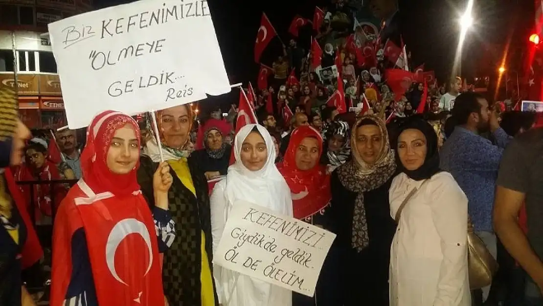 Darbe girişimine kefenli tepki 