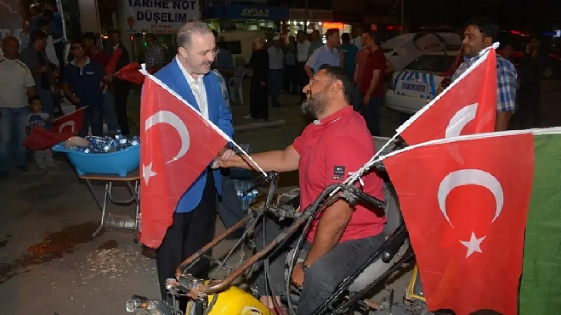 Vatan ve demokrasi sevdası engel tanımıyor 