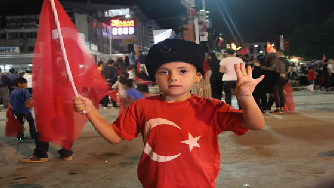 Van'da Türk bayraklarıyla Demokrasi nöbeti