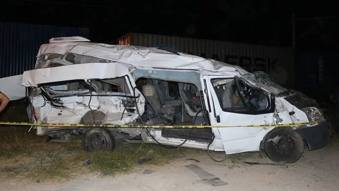 Tren işçi servisine çarptı: 3 ölü, 13 yaralı