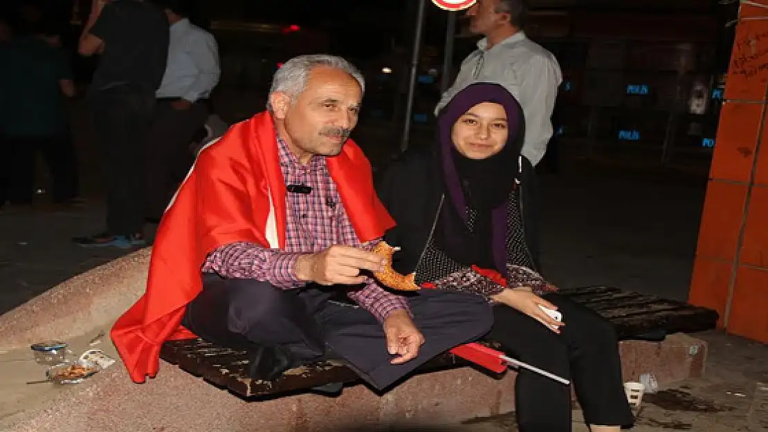 16 gündür babası ile demokrasi nöbetinde