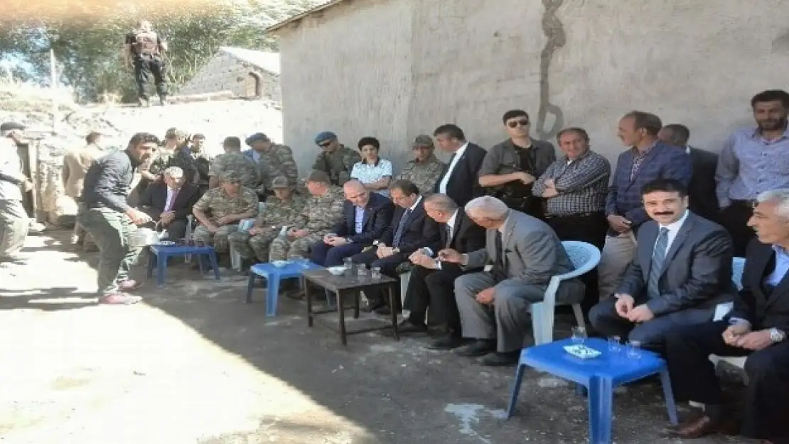 Bakan Soylu’dan şehit korucu ailelerine ziyaret