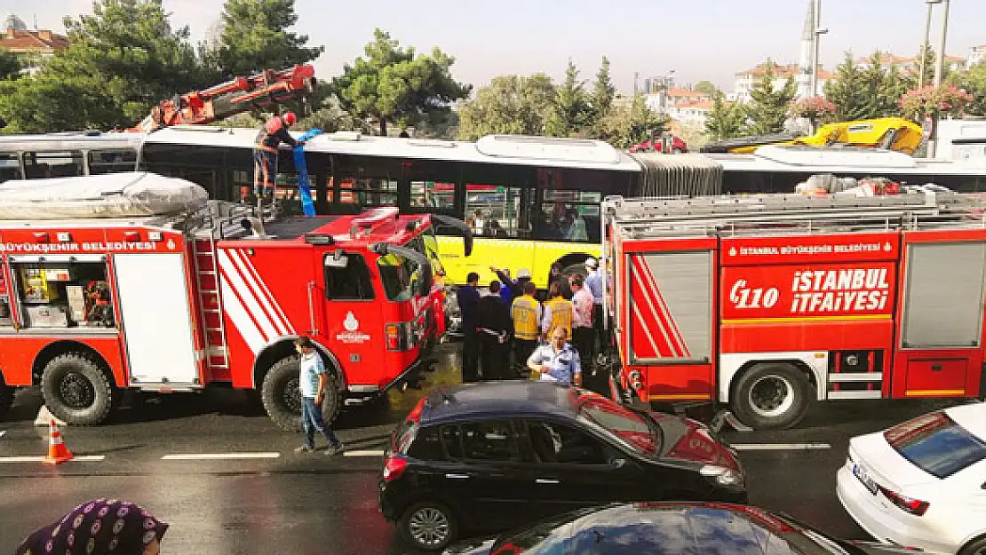 Yoldan çıkan metrobüs tarfikte bekleyen araçlara çarptı