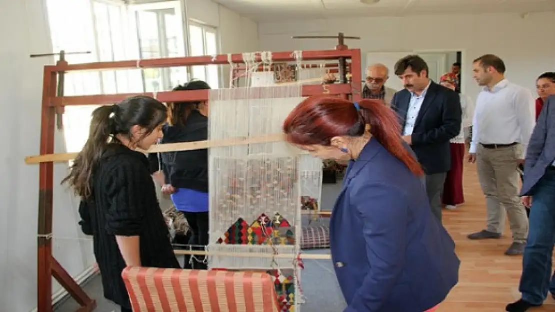 Eşbaşkan Çoban ve Kaya, kilim atölyelerini gezdi