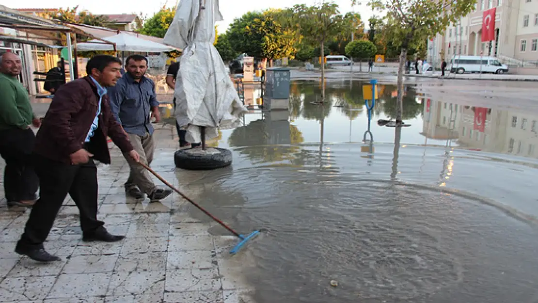 Gürpınar ilçe merkezi sular altında kaldı