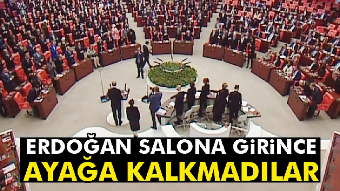 Erdoğan salona girince ayağa kalkmadılar