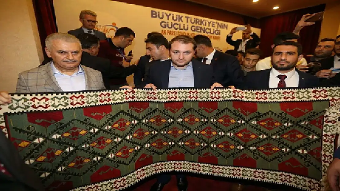 Vandan Başbakan Yıldırıma el yapımı kilim