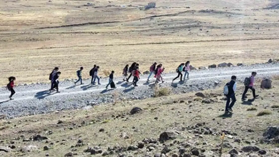 Okula gitmek için 7 kilometre yol yürüyorlar