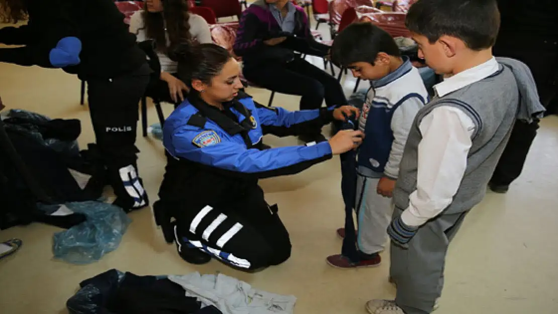 Polis'ten 700 öğrenciye giyim yardımı