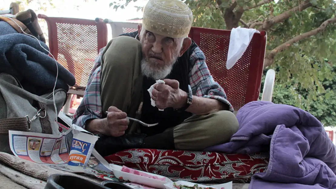 Parkta kalan yaşlı adamın hesabından servet çıktı