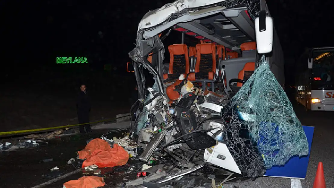 Yolcu otobüsü TIRla çarpıştı: 1 ölü, 29 yaralı