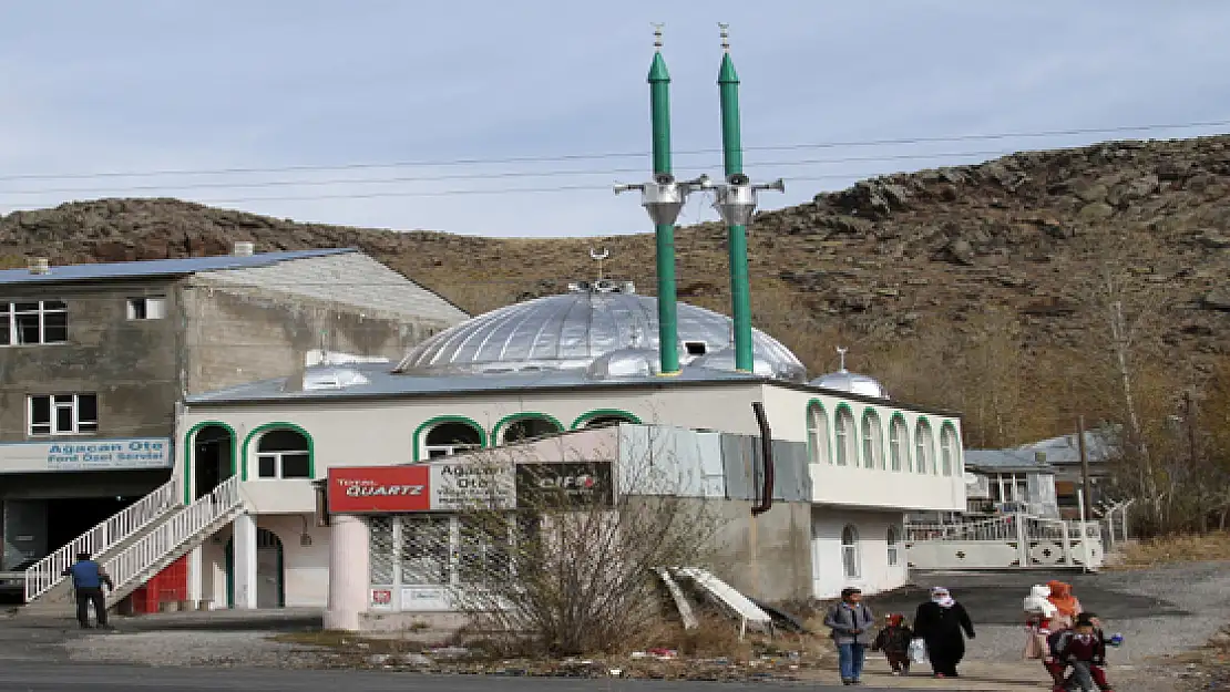 Evini satarak yaptırdığı caminin imamı oldu