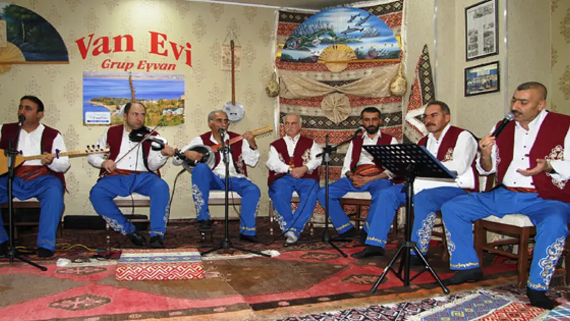 Van'da Oturma geceleri başladı