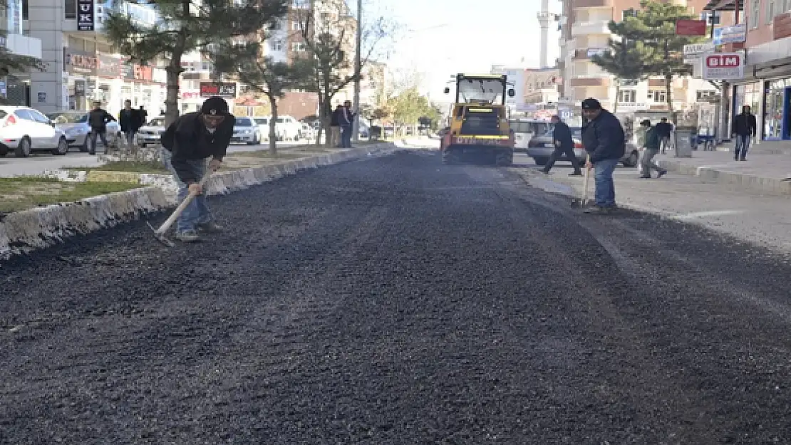 Erciş Belediyesinden caddelerde onarım çalışması