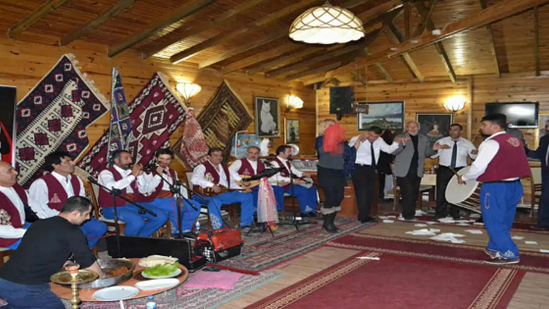 Van sıra gecesi ekibi, öğretmenler gününde coşturdu