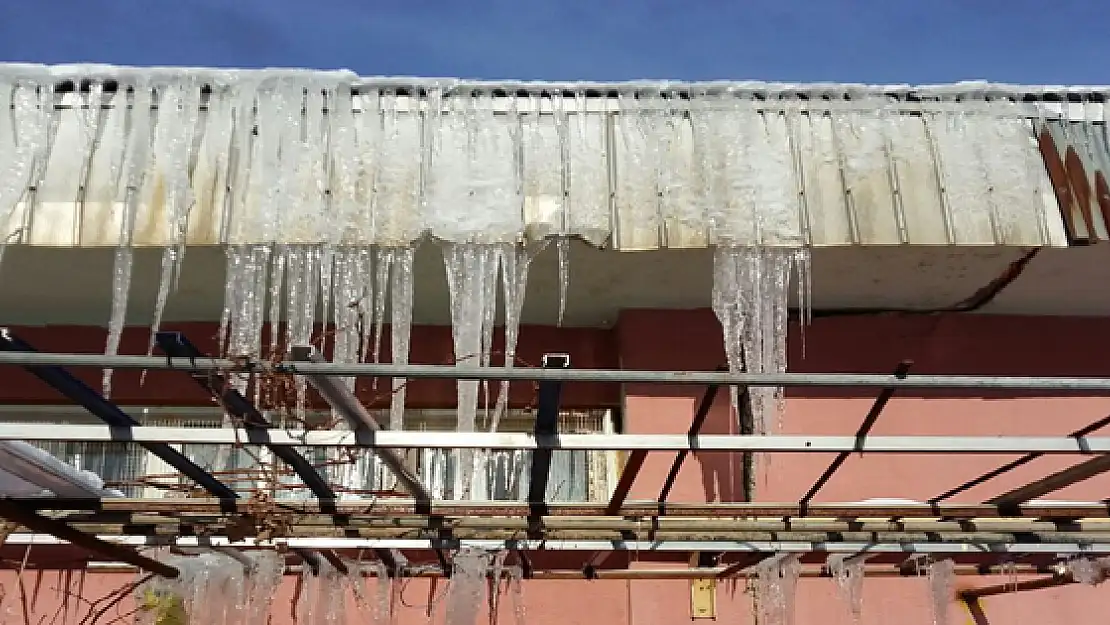 Çatılardaki buz sarkıtları insan boyunu geçti