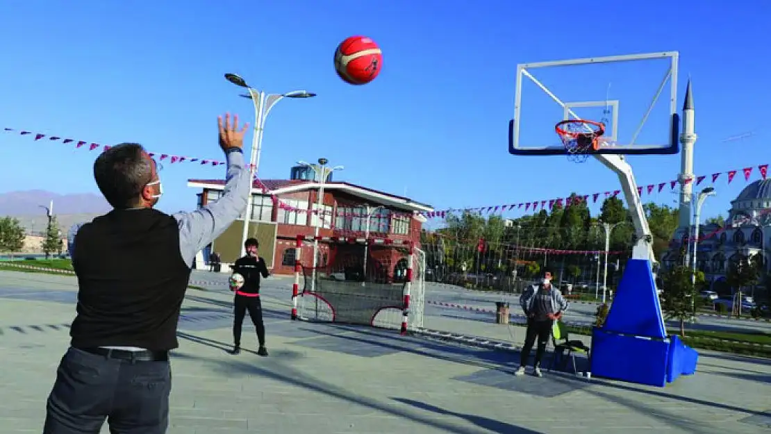 VAN GÖLÜ SAHİLİNDE PENALTI VE BASKETBOL YARIŞMASI