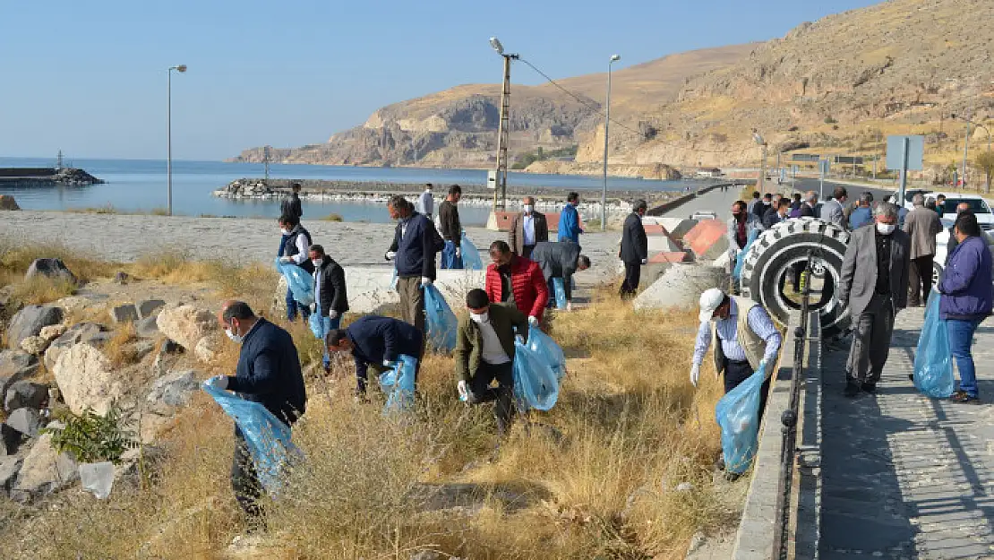 Van Gölü sahilinde temizlik çalışması