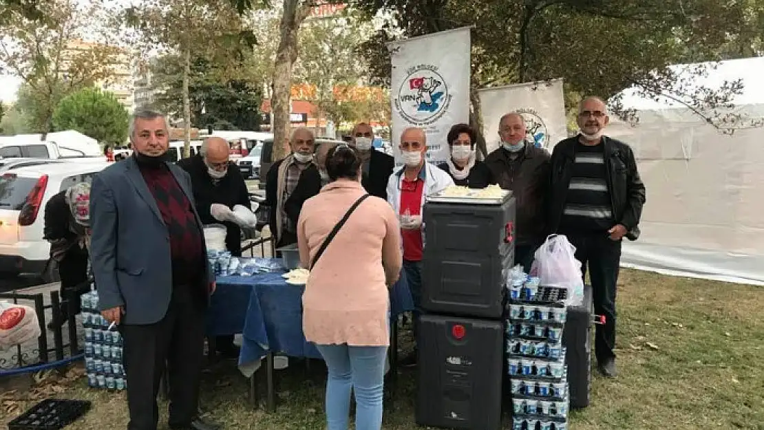 EGE VANLILAR DERNEĞİNDEN İZMİR DEPREMZEDELERİNE SICAK YEMEK