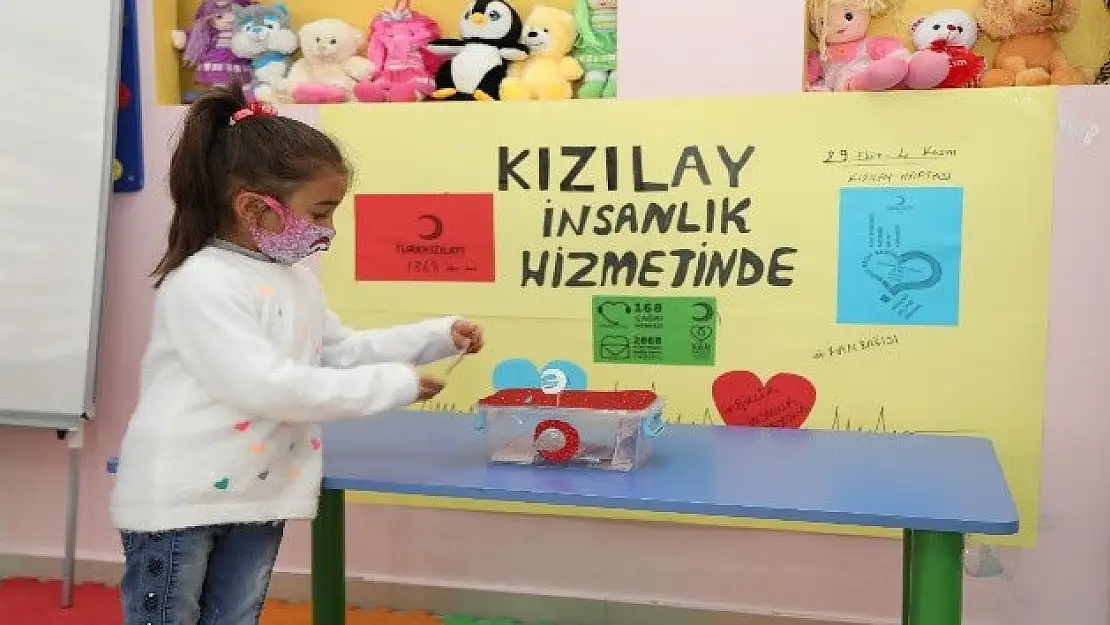 Vanlı minik öğrenciler kumbaralarındaki paraları İzmirli depremzedelere gönderdi