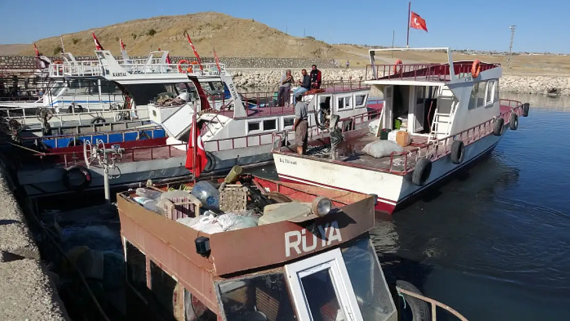 Van Gölü'ndeki kayıtlı balıkçı teknelerine destek