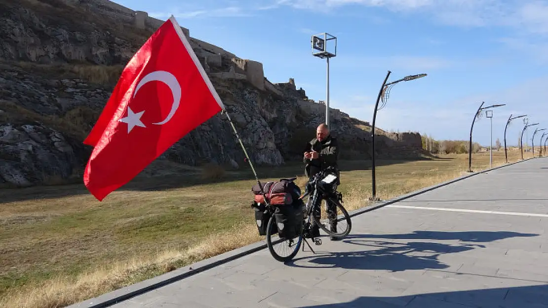 Türkiye'yi Avrupa ülkelerine tanıtmak için 72 gündür pedal çeviriyor