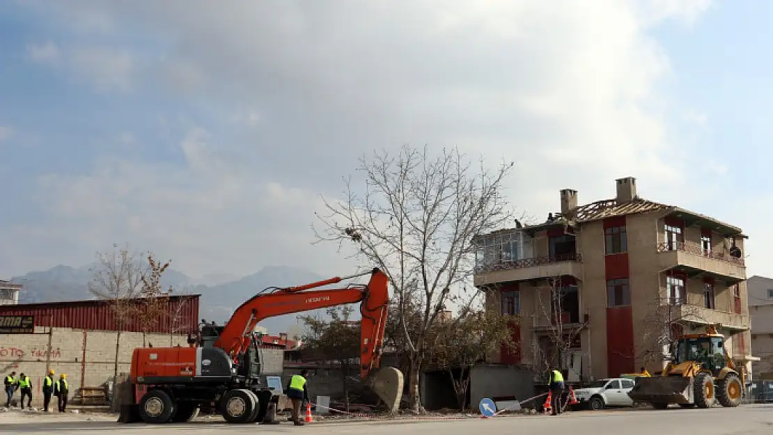 ŞEREFİYE CADDESİ'NDEKİ KAVŞAK DÜZENLEMESİNE BAŞLANDI