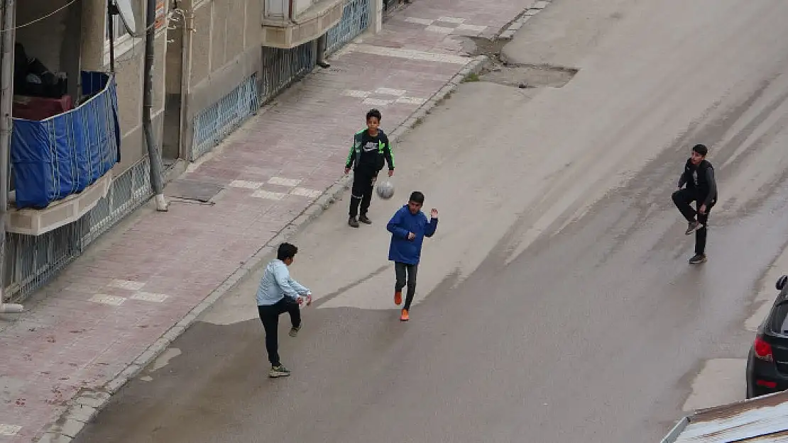 Kısıtlamayı ihlal eden çocuklar polisi görünce kaçtı