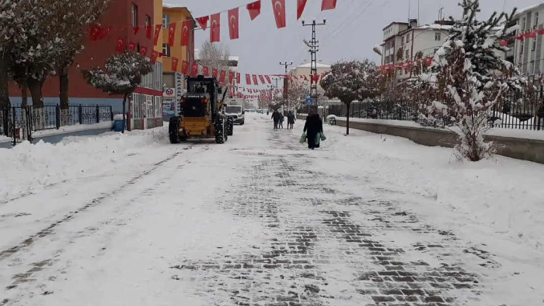 Çaldıran Belediyesi çarşı merkezinde biriken karı temizledi