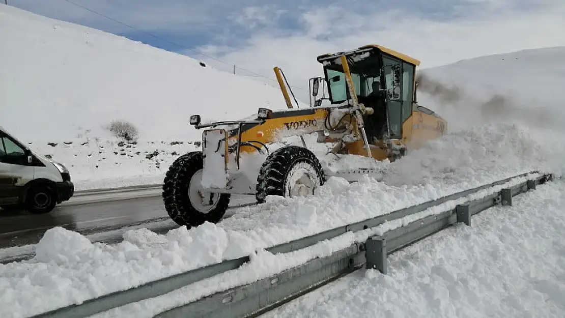 Van'da kardan dolayı kapanan yollar açılıyor