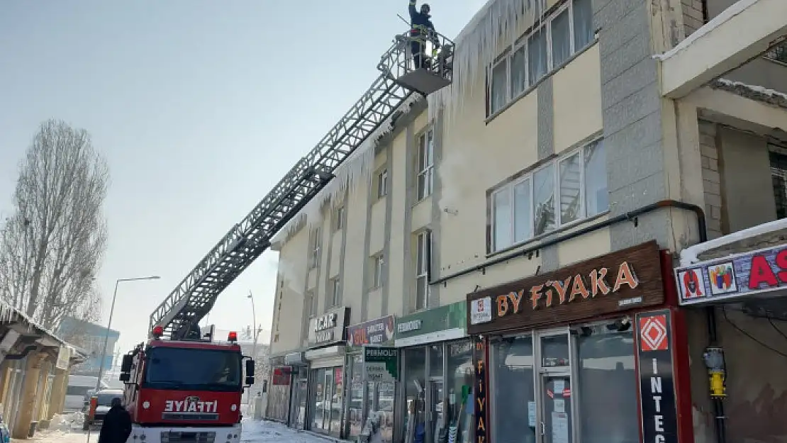 Çaldıran'da kaldırım ve çatılardaki buz sarkıtları temizlendi