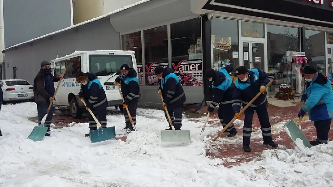 Erciş'te kar temizleme çalışmaları sürüyor