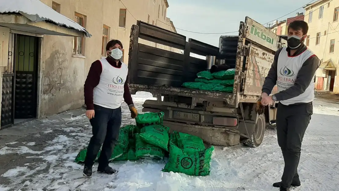 İHO EBRAR Van'da kömür yardımında bulundu