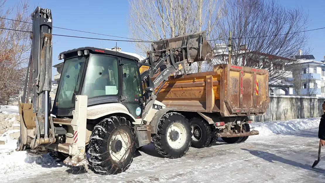 Çaldıran'da eksi 39 derecede çöpler toplanıyor