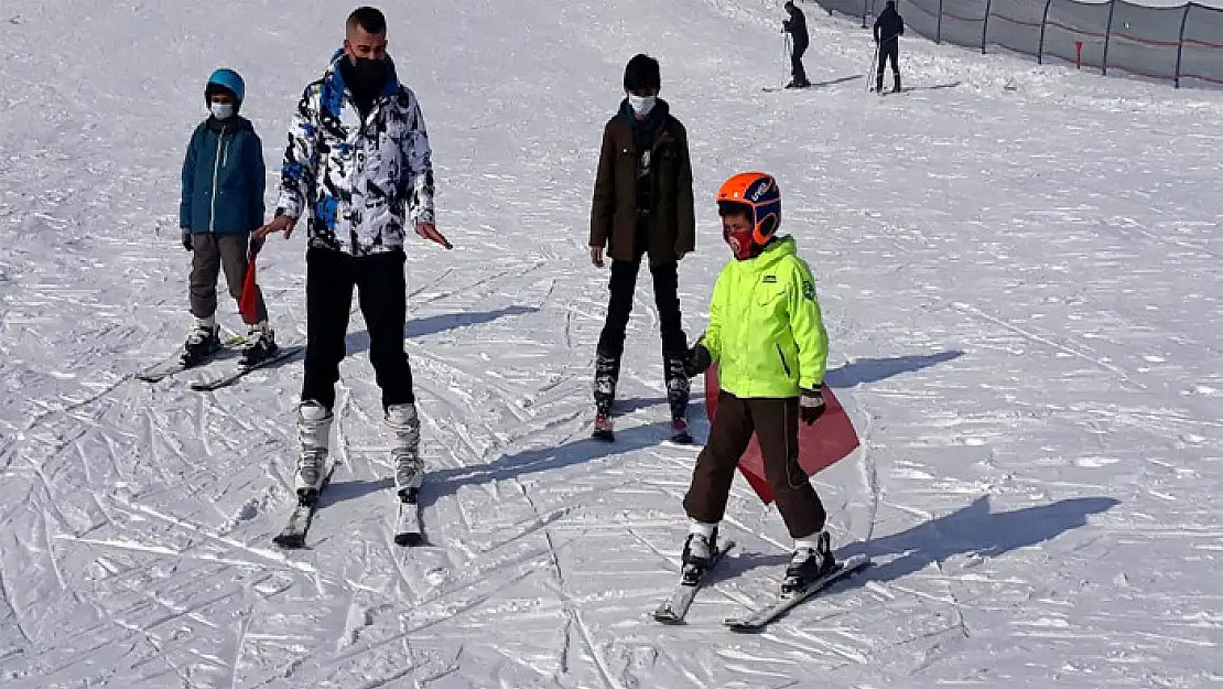 Çaldıran Belediyesi geleceğin milli kayakçılarını yetiştiriyor