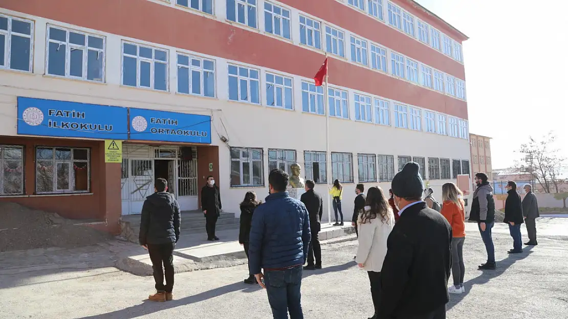 Başkale'de bayrak töreni