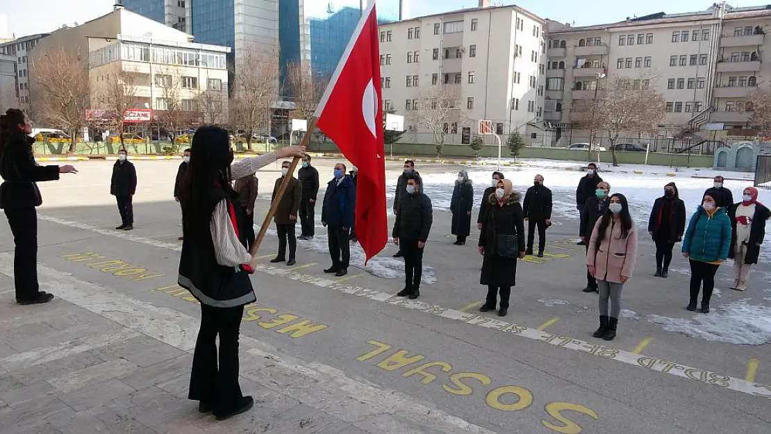 Van'da bayrak töreni
