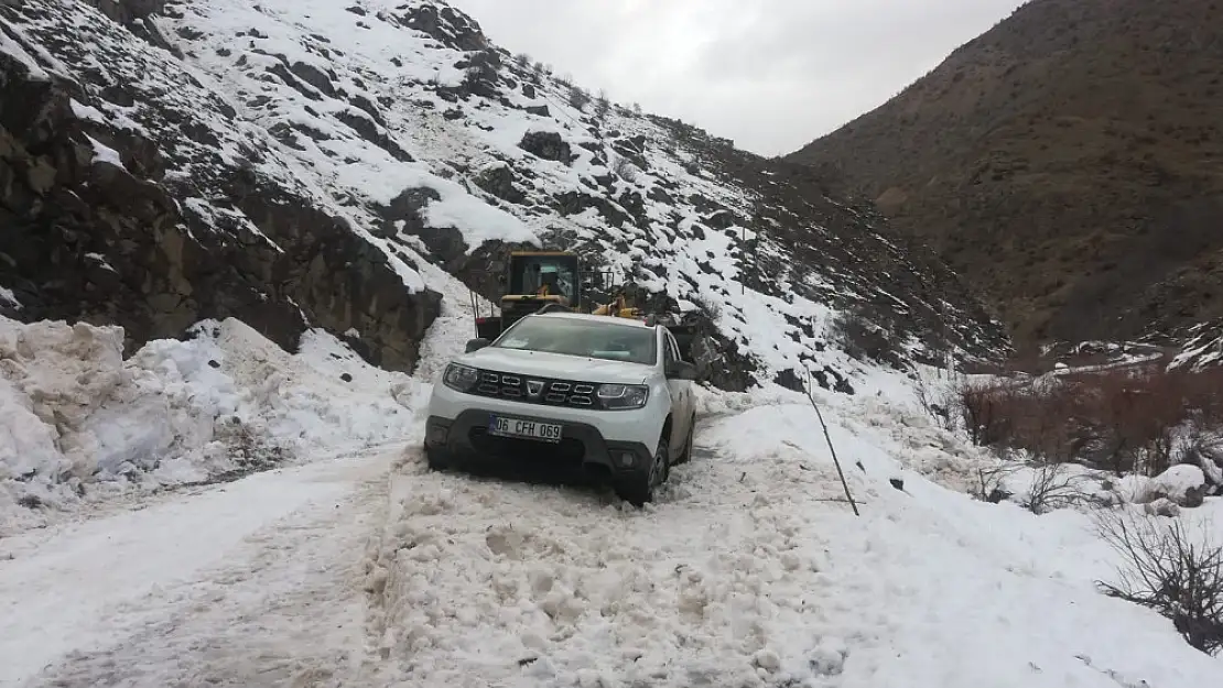 Arızadan dönen VEDAŞ ekiplerinin önüne çığ düştü