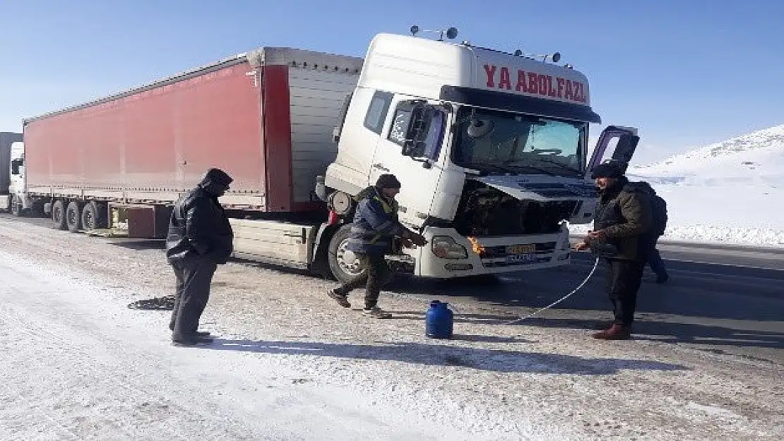 Çaldıran'da eksi 25 derecede depoları donan tırlar yolda kaldı