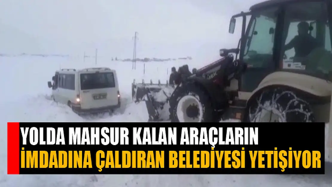 Yolda mahsur kalan araçların imdadına Çaldıran Belediyesi yetişiyor