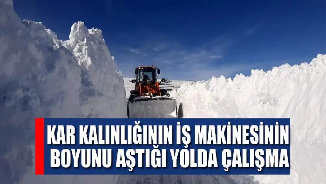 Kar kalınlığının iş makinesinin boyunu aştığı yolda çalışma