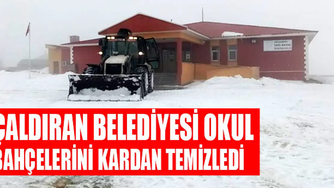 Çaldıran Belediyesi okul bahçelerini kardan temizledi