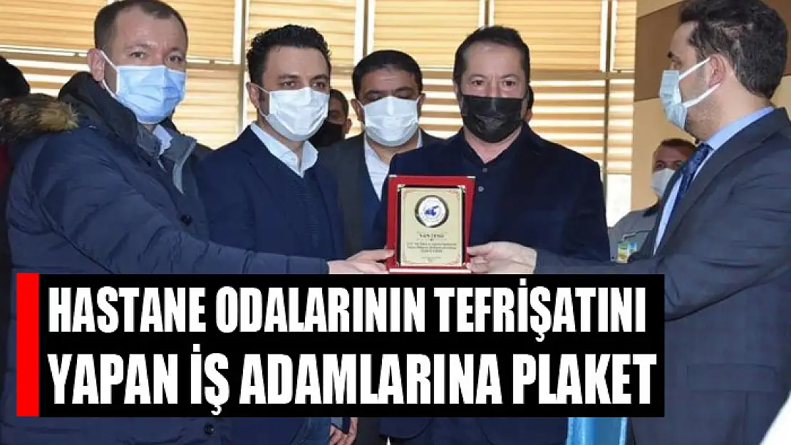 Hastane odalarının tefrişatını yapan iş adamlarına plaket