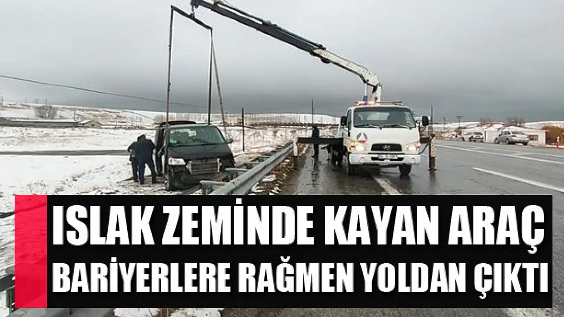 Islak zeminde kayan araç bariyerlere rağmen yoldan çıktı